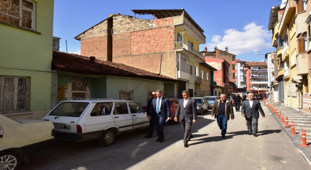 Malatya Valisi Baruş, depremden etkilenen mahallelerde inceleme yaptı