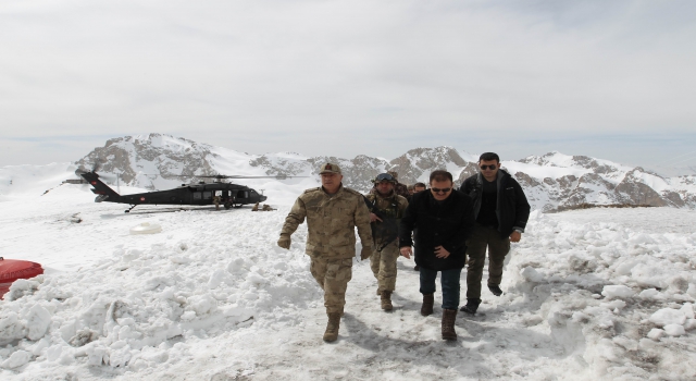 Mehmetçik, Hakkari dağlarında teröristlere korku salıyor