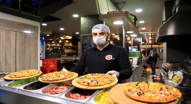 Koronavirüse karşı fedakarca çalışan sağlık personeline moral için pizza ikramı