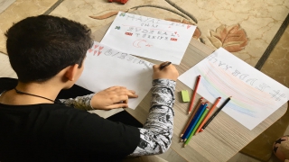 Çocuklar Kovid19 tedbirlerine destek için aileleriyle çizdikleri resimleri camlara astı
