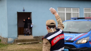 Jandarma ihtiyaçlarını karşıladığı yaşlılara devletin şefkatli elini uzatıyor